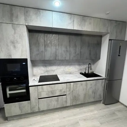 Кухня Бетон светлый Бетон темный профиль Gola